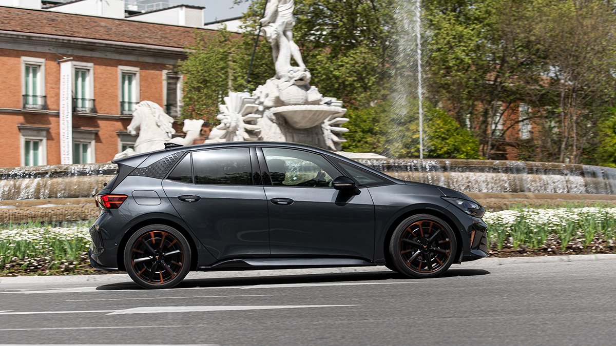 Cupra Born seitlich 1200x675
