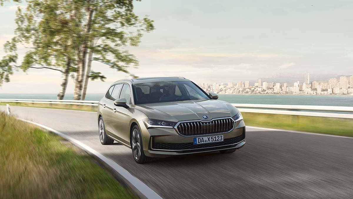 Skoda Superb vorn schräg neu